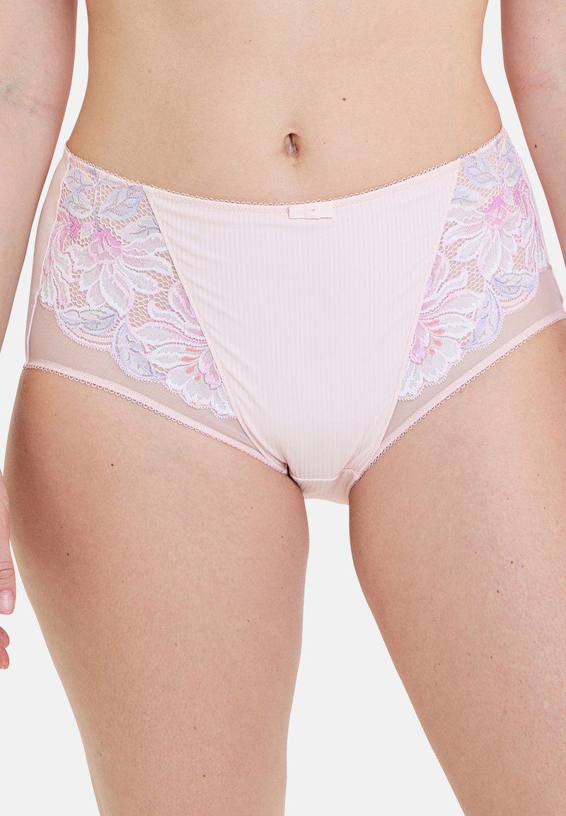 Culotte rose pâle à texture côtelée, ornée d'accents en dentelle florale aux couleurs pastel sur les côtés et d'une bordure délicate.