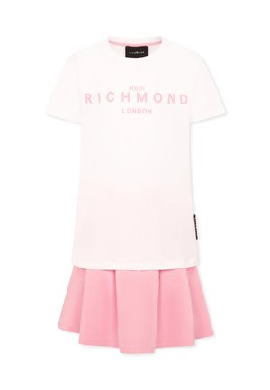 T-shirt bianco a maniche corte con stampa rosa chiaro "JOHN RICHMOND LONDON", caratterizzato da una gonna a campana rosa nella parte inferiore. Tessuto morbido in misto cotone.