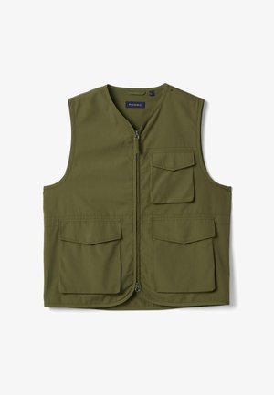 Olivengroene mouwloze vest met ritssluiting aan de voorkant en drie klepzakken, ontworpen voor functionaliteit en casual gebruik.
