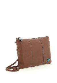 Borsa a mano in pelle marrone con superficie texturizzata, dotata di chiusura con zip, bottone azzurro di accento e dettagli di cucitura a contrasto.