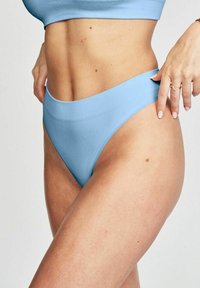 Ljusblå ribbade bikiniunderdelar i hög midja med en slät midjeresår, som har en minimalistisk design och stretchig textur.