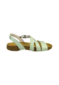 Sandal de cuero verde menta con cuatro correas anchas, una suela marrón texturizada y una hebilla ajustable para un ajuste seguro.