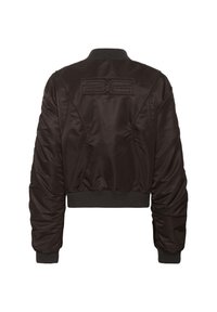 Jachetă bomber neagră din saten cu un design scurt, guler și manșete cu benzi ondulate, având cusături tonale și o textură căptușită.