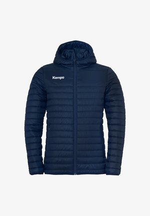 Marineblauwe gewatteerde jas met kap, volledige ritssluiting aan de voorkant en "Kempa"-logo op de linkerborst.