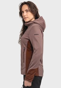 Kapuzenjacke in hellem Mauve mit dunkelbraunen Akzenten. Verfügt über ein tailliertes Design, eine Reißverschlusstasche und einen strukturierten Stoff für Wärme.