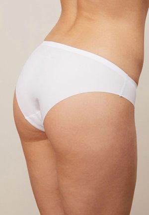 Witte katoenen hipsteronderbroek met een gladde textuur en een laag uitgesneden ontwerp, met een naadloze tailleband en minimale stikdetails.