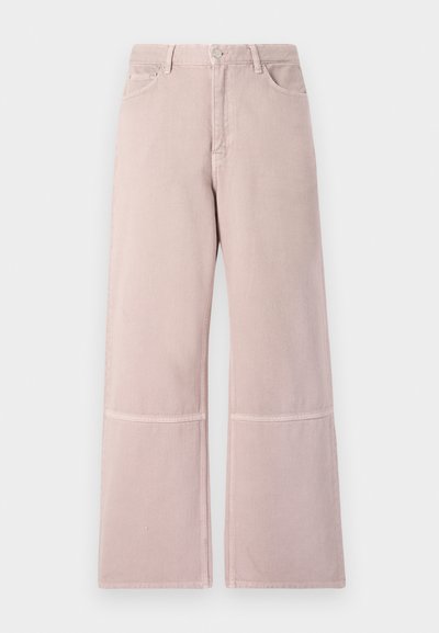 Ljust rosa vida jeans tillverkade av bomullsblandat tyg. Har fem fickor, en knappstängning och synlig sömnad längs benen.