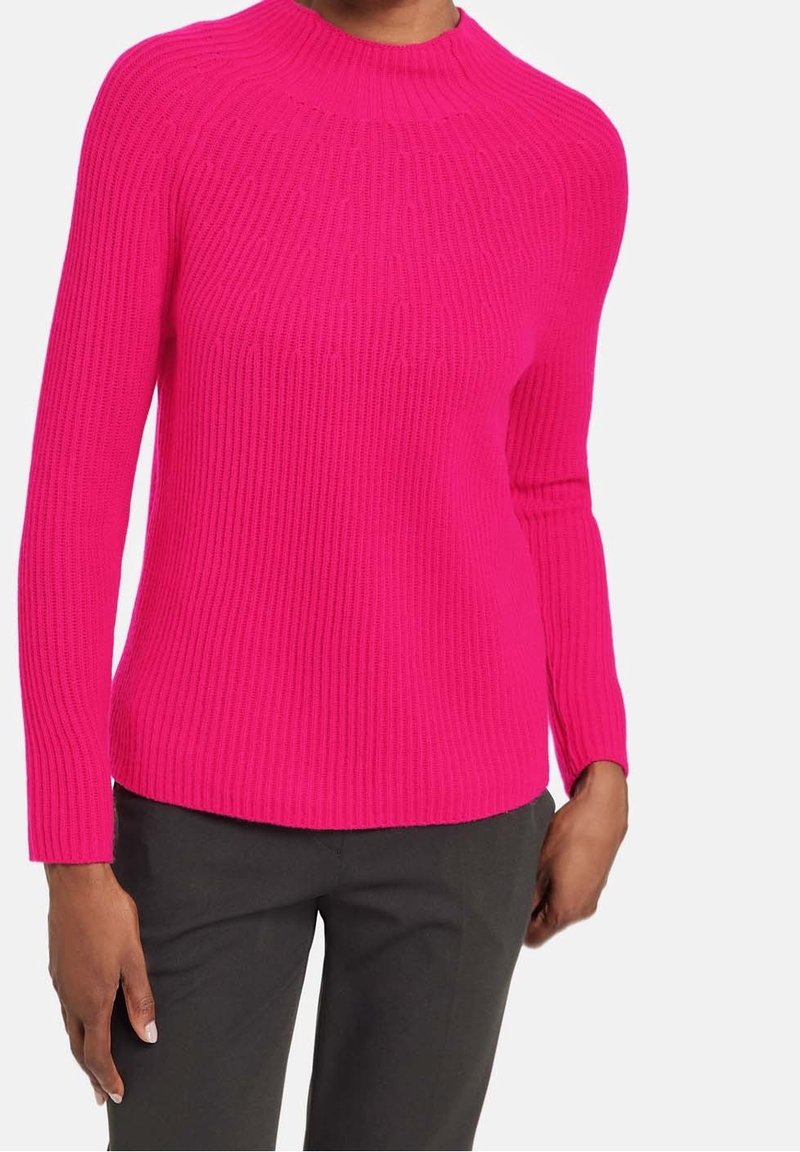 Fuchsia ribbad stickad tröja med hög krage och långa ärmar, kontrasterande textur, figurnära silhuett och minimalistiska designdetaljer.