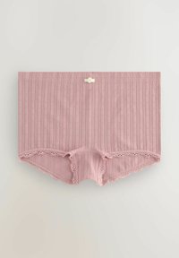 Roze geribbelde stoffen shorts met kantafwerking. Voorzien van een kleine bloemenaccent op de tailleband. Zachte textuur en elastische tailleband.