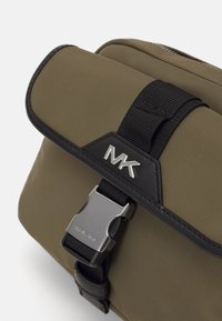 Michael Kors UTILITY FLAP XBODY UNISEX SET - Keresztpántos táska - olive