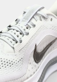 Nike Performance PEGASUS PREMIUM - Tenisice za cestovno trčanje - white/metallic silver