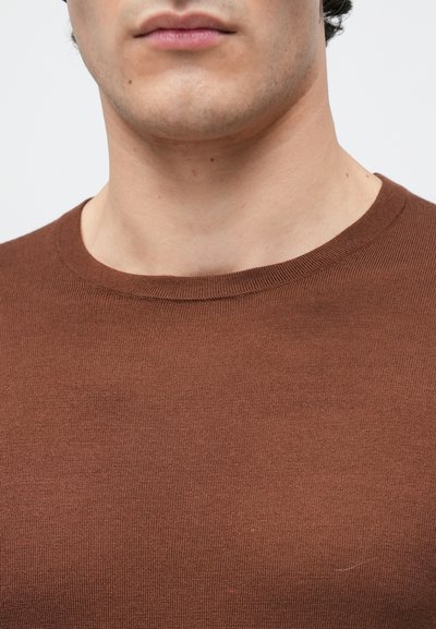 Pulôver castanho de gola redonda feito de tecido canelado, apresentando uma silhueta ajustada e costuras limpas, com uma textura suave.