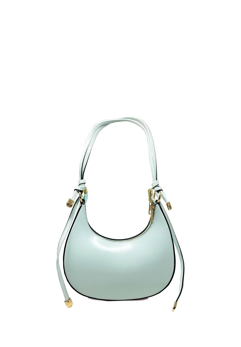 Lichtblauwe leren handtas met een gebogen vorm, afgewerkt met een zwarte rand en gouden details. Voorzien van een enkele verstelbare schouderband.