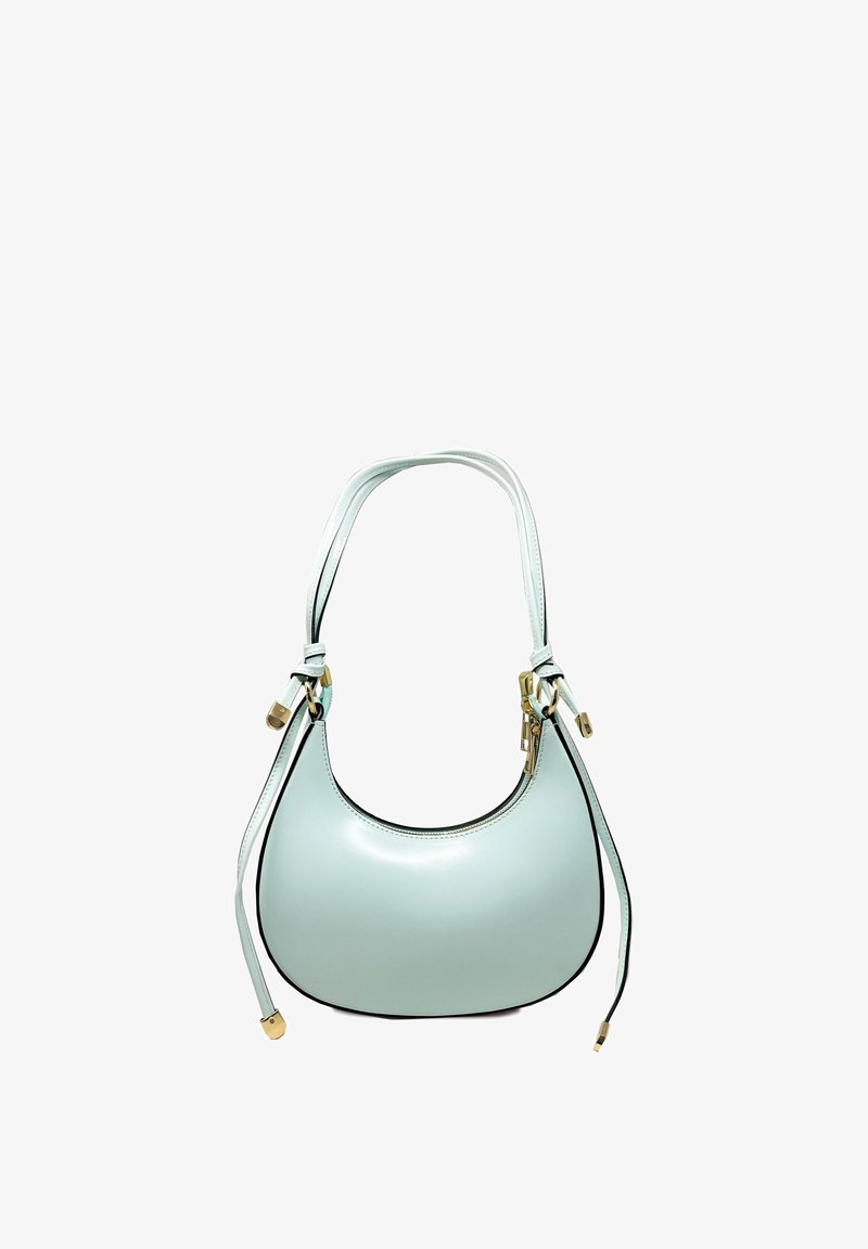 Lichtblauwe leren handtas met een gebogen vorm, afgewerkt met een zwarte rand en gouden details. Voorzien van een enkele verstelbare schouderband.