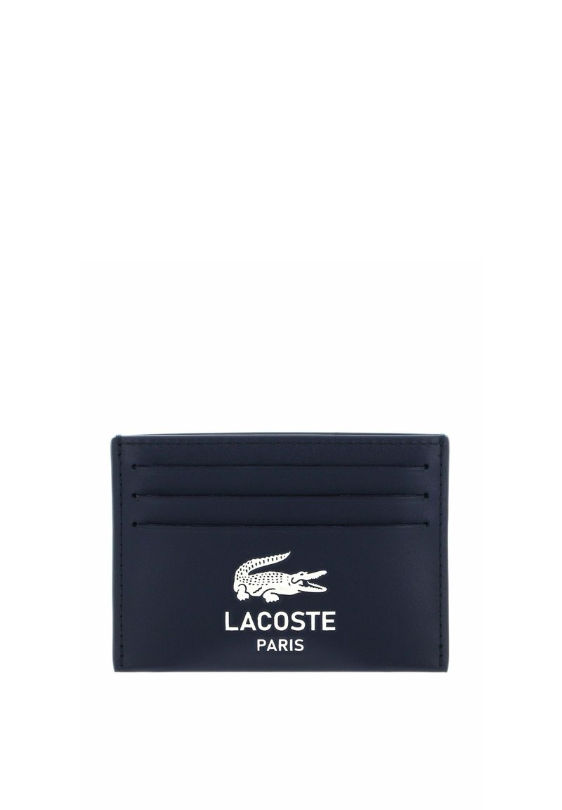 Schwarzer Kartenhalter mit vier Kartenfächern und weißem Lacoste-Krokodil-Logo über dem Schriftzug „LACOSTE PARIS“ auf der Vorderseite.