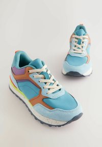 Blaue Sportlich Sneaker mit Obermaterial aus verschiedenen Materialien, das hellblaue, braune und lila Akzente aufweist. Weiße gesprenkelte Zwischensohle mit strukturiertem Sohlenmaterial.