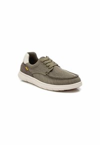 Zapatilla de tela gris con un talón de acento blanco, punta redonda y diseño de cordones. Cuenta con una suela acolchada y una superficie texturizada.