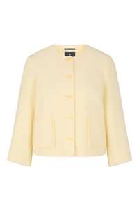 Giacca in tweed gialla con collo rotondo, chiusura frontale con bottoni, due tasche a toppa e orli sfrangiati sulle maniche e sull'orlo.