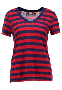 Camiseta de manga corta de rayas rojas y azul marino, con escote en V, elaborada en una tela de mezcla de algodón, con un corte casual y una textura suave. Las etiquetas son visibles por dentro.