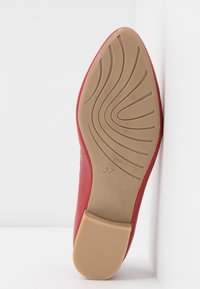 Marco Tozzi Klassischer Ballerina - chili