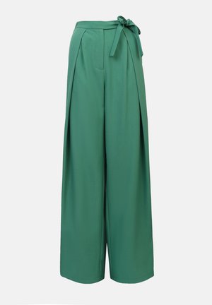 Pantalones verdes de pierna ancha con cinturón de lazo, presentan pliegues y una textura suave. Diseñados para un ajuste relajado y un estilo versátil.