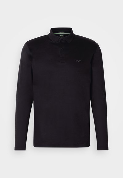 Polo noir à manches longues en matière douce, avec un plastron à trois boutons, un col et un logo "BOSS" subtil à l'avant.