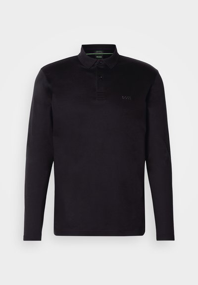 Polo noir à manches longues en matière douce, avec un plastron à trois boutons, un col et un logo "BOSS" subtil à l'avant.