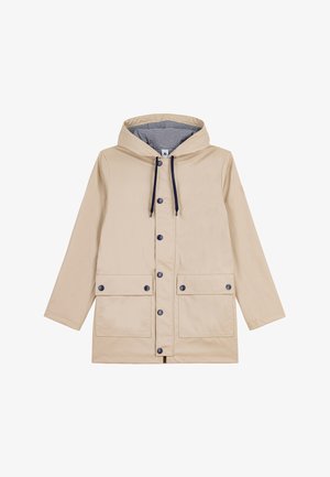 Beige waterdichte jas met capuchon, twee voorzakken, marineblauwe knopen en gestreepte voering. Gladde textuur en mid-lange stijl.