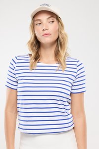 Pasiasta koszula z krótkim rękawem w białym kolorze z niebieskimi paskami, wykonana z miękkiego materiału, z okrągłym dekoltem i luźnym krojem.