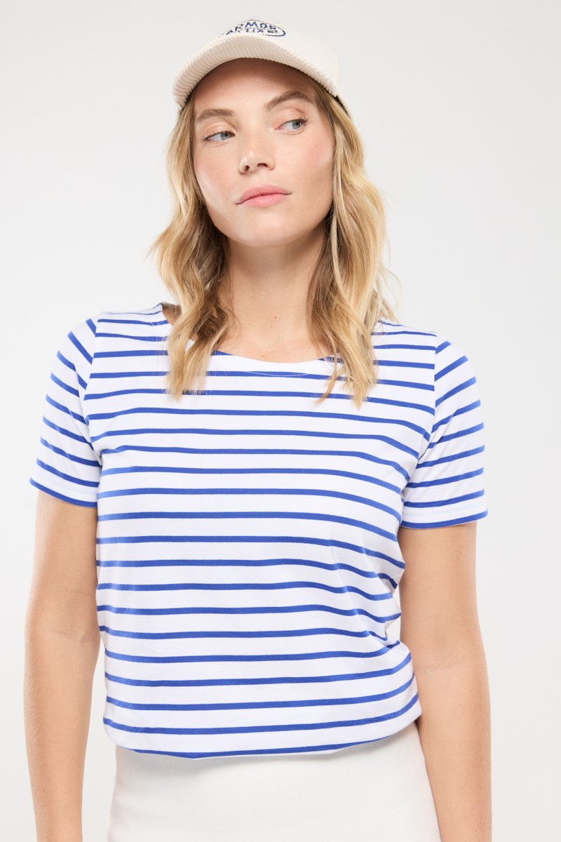 Pasiasta koszula z krótkim rękawem w białym kolorze z niebieskimi paskami, wykonana z miękkiego materiału, z okrągłym dekoltem i luźnym krojem.