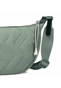Borsa verde trapuntata con un motivo geometrico, dotata di chiusura con zip, tracolla regolabile e dettagli in metallo a contrasto.