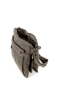 Graue Umhängetasche mit texturiertem Finish, mehreren Reißverschlussfächern und einem langen, verstellbaren Tragegurt. Mit Logodetail auf der Vorderseite.