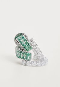 Inel din tonalitate argintie, prezentând pietre prețioase rectangulare și rotunde, verzi și clare, așezate alternativ într-un design răsucit. Finisaj neted și lustruit.