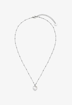 Collier en argent avec une chaîne délicate, de petits accents de perles et un pendentif en forme de cœur présentant un centre creux et un bord poli.