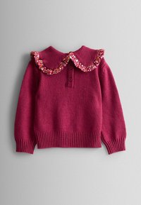 Pulover tricotat în nuanță de vișinie, cu un guler floral mare, cu volane, plachetă cu trei butoane și manșete și tiv cu dantelă. Textură moale și design casual.