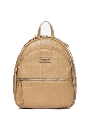 Sac à dos en simili cuir tan avec motif de logo embossé, forme ronde, poignée supérieure et poche zippée à l'avant. Accents en matériel doré.