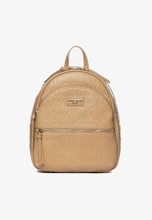 Tan faux leren rugzak met reliëf logo patroon, ronde vorm, bovenhandvat en voorvak met rits. Voorzien van gouden hardware accenten.