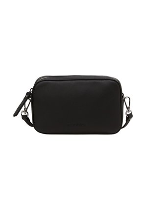 Zwarte rechthoekige leren crossbodytas met zilveren rits en afneembare riemclips op witte achtergrond.