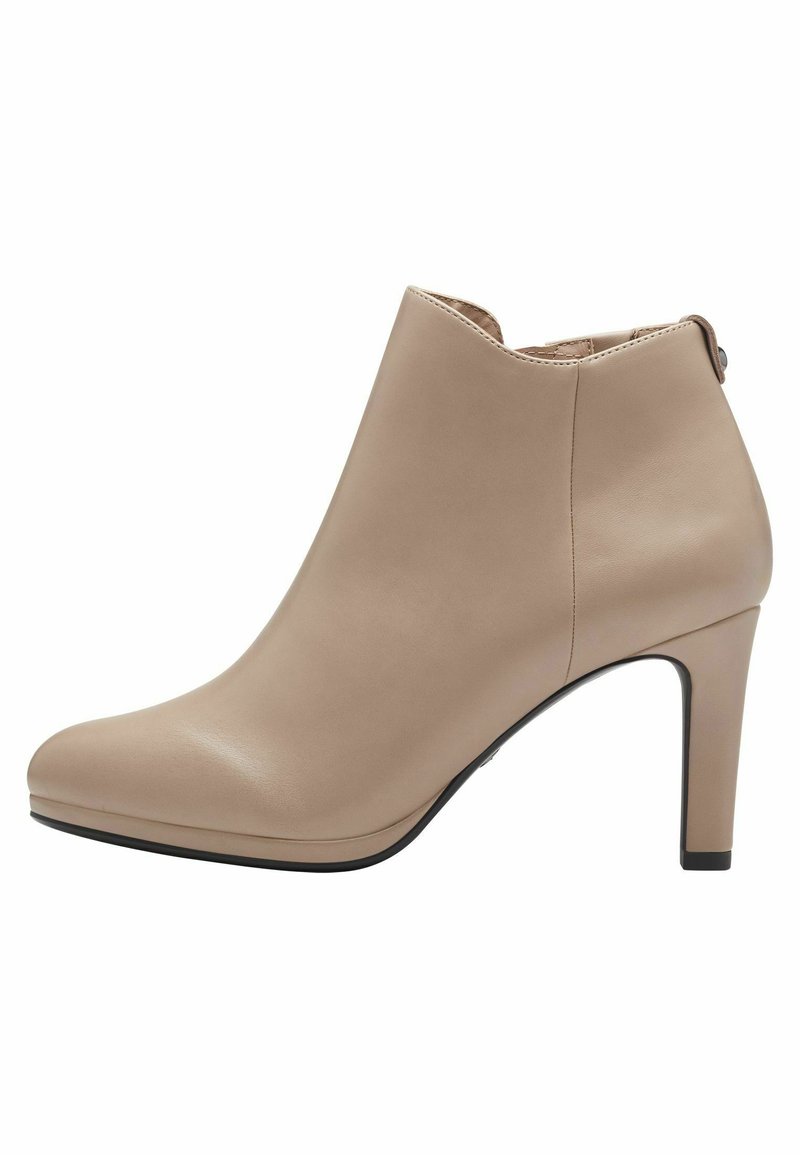 Botte de cheville en cuir beige avec un bout rond, un talon haut et une texture lisse. Présente un design minimaliste et une fermeture éclair sur le côté.