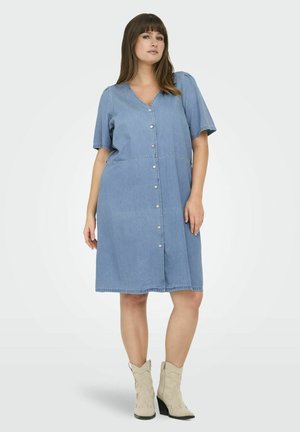Robe en denim à manches courtes, décolleté en V et fermeture à boutons sur le devant. Présente une taille cintrée et une silhouette évasée. Couleur bleu clair.
