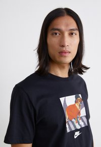 Nike Sportswear TEE OPEN - T-shirts print - black