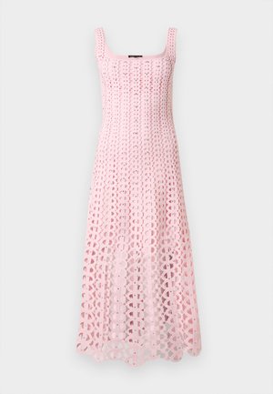 Robe maxi rose sans manches avec un col carré, une superposition en dentelle crochetée présentant des motifs circulaires et un corsage ajusté s'évasant en une jupe fluide.