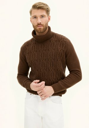 Maglione marrone a maglia con un alto colletto a costine e complessi motivi a treccia. Realizzato in un tessuto morbido, con polsini e vita aderenti.
