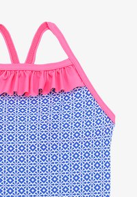 Maillot de bain avec un motif géométrique bleu, un col froncé rose et des bretelles fines. Le tissu semble lisse, adapté aux activités aquatiques.