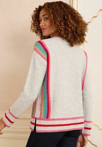 Maglione grigio con strisce multicolori in rosa, verde e blu lungo le spalle e i polsini, con bordi a coste e spacco laterale.