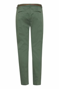 Olivovo zelené nohavice na mieru s hnedým opaskom, s dvoma zadnými pásikovými vreckami a úzkym, rovno strihaným strihom.