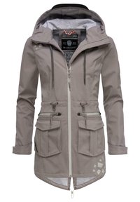 Chaqueta impermeable gris con cremallera frontal, capucha ajustable, múltiples bolsillos y detalles reflectantes en el dobladillo y las mangas.