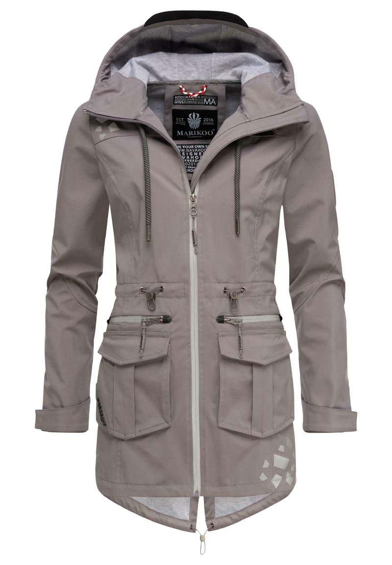 Chaqueta impermeable gris con cremallera frontal, capucha ajustable, múltiples bolsillos y detalles reflectantes en el dobladillo y las mangas.