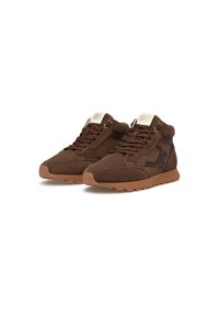 Sneaker alte marroni in suede e gomma con suola testurizzata, dotate di un logo sulla linguetta e un accento sul pannello laterale.