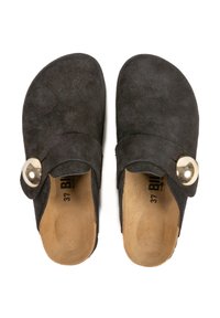 Sabots en suede noir avec une forme arrondie, ornés d'un large bouton en argent et d'une semelle en cuir naturel. Taille 37 imprimée à l'intérieur.